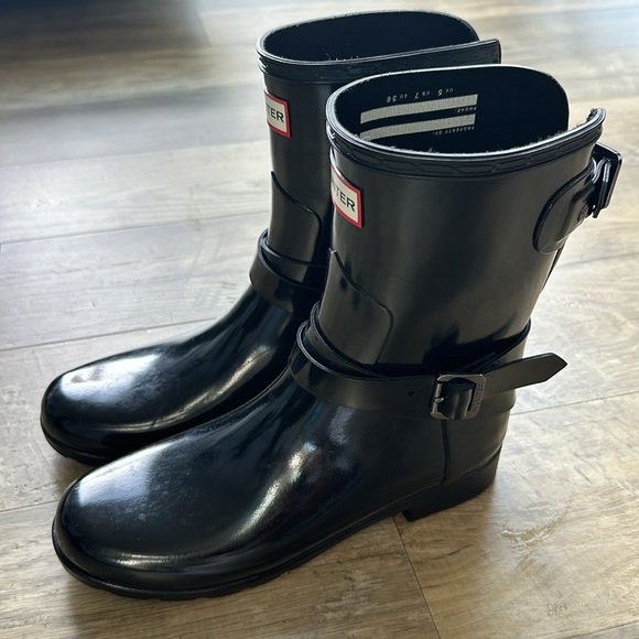 Hunter Refined Back Adjustable Short Gloss Black - Picture 2 of 7